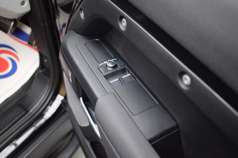 Land Rover Defender 90 3.0 D200 MHEV Hard Top SUV 3dr Diesel Auto 4WD SWB Euro 6 (s/s) (200 ps) - U664