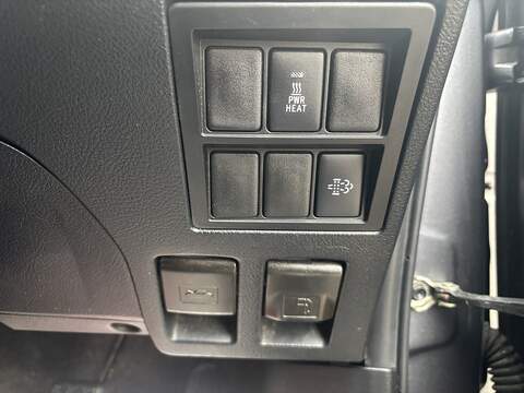 Toyota Hilux D-4D Invincible - U498