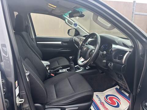 Toyota Hilux D-4D Invincible - U498