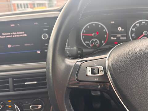 Volkswagen Polo TSI SE - U646