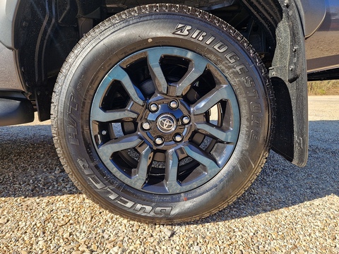 2.8 D-4D-h Invincible X Auto 4WD Euro 6 4dr