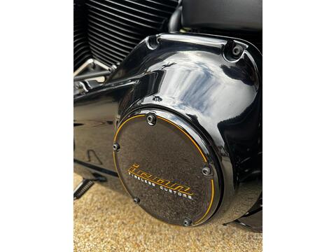 1745 FLSL Slim Custom Cruiser Petrol Manual Euro 5 (87 ps)