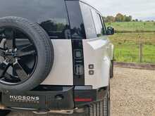 Land Rover Defender 110 P300e X-Dynamic HSE 