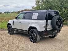 Land Rover Defender 110 P300e X-Dynamic HSE 