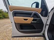Land Rover Defender 110 P300e X-Dynamic HSE 