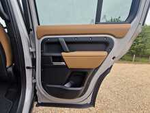 Land Rover Defender 110 P300e X-Dynamic HSE 