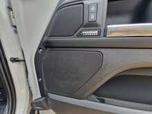 Land Rover Defender 110 P300e X-Dynamic HSE 