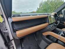 Land Rover Defender 110 P300e X-Dynamic HSE 