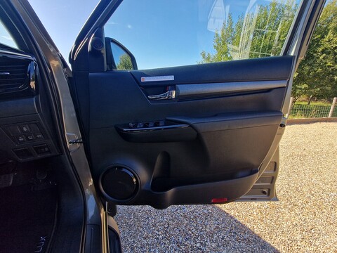 Invincible X 4WD D-4D-h Dcb 2.8 4dr Pick up Automatic Diesel Hybrid