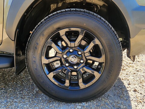 Invincible X 4WD D-4D-h Dcb 2.8 4dr Pick up Automatic Diesel Hybrid