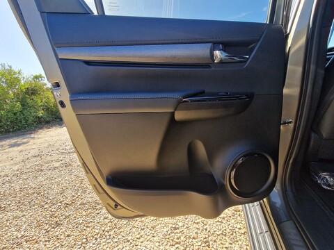 Invincible X 4WD D-4D-h Dcb 2.8 4dr Pick up Automatic Diesel Hybrid