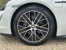 Porsche Taycan Performance 