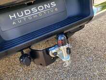 Toyota Hilux 2.4 D-4D Invincible Auto 4WD Euro 6 (s/s) 4dr 