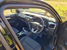 Toyota Hilux 2.4 D-4D Invincible Auto 4WD Euro 6 (s/s) 4dr 