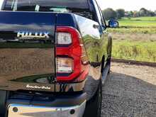 Toyota Hilux 2.4 D-4D Invincible Auto 4WD Euro 6 (s/s) 4dr 