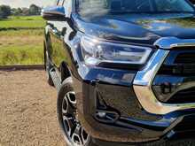 Toyota Hilux 2.4 D-4D Invincible Auto 4WD Euro 6 (s/s) 4dr 