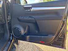Toyota Hilux 2.4 D-4D Invincible Auto 4WD Euro 6 (s/s) 4dr 