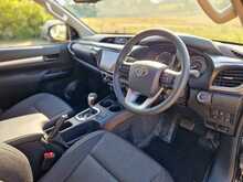 Toyota Hilux 2.4 D-4D Invincible Auto 4WD Euro 6 (s/s) 4dr 