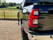 Toyota Hilux 2.4 D-4D Invincible Auto 4WD Euro 6 (s/s) 4dr 