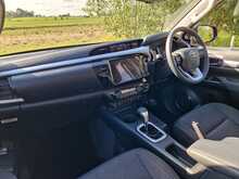 Toyota Hilux 2.4 D-4D Invincible Auto 4WD Euro 6 (s/s) 4dr 
