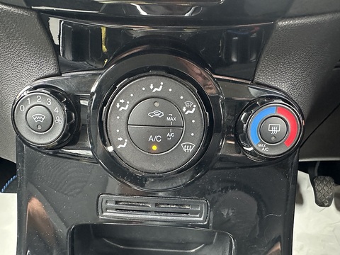 1.25 Zetec Hatchback 3dr Petrol Manual Euro 5 (82 ps)