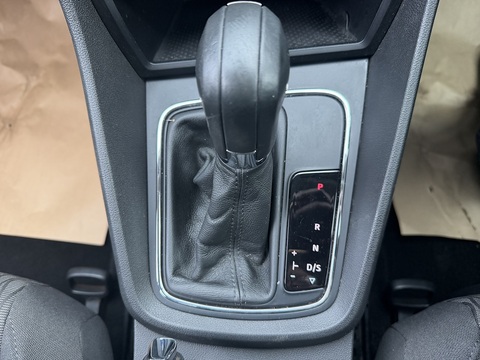 1.6 TDI CR SE Hatchback 5dr Diesel DSG Euro 5 (s/s) (105 ps)