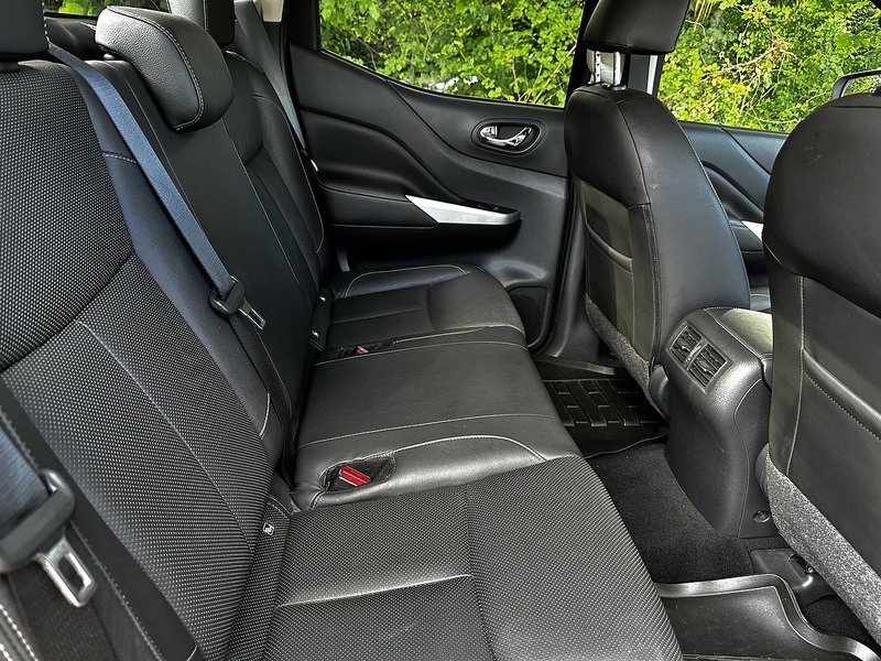 Nissan 2.3 dCi Tekna Pickup Double Cab 4dr Diesel Auto 4WD Euro 6 (190 ps)