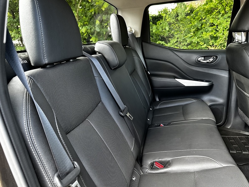 Nissan 2.3 dCi Tekna Pickup Double Cab 4dr Diesel Auto 4WD Euro 6 (190 ps)