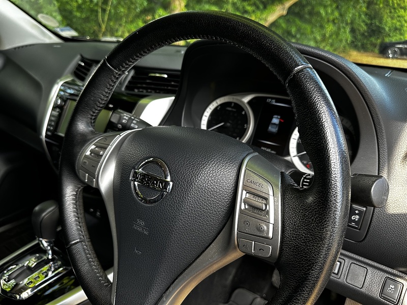 Nissan 2.3 dCi Tekna Pickup Double Cab 4dr Diesel Auto 4WD Euro 6 (190 ps)