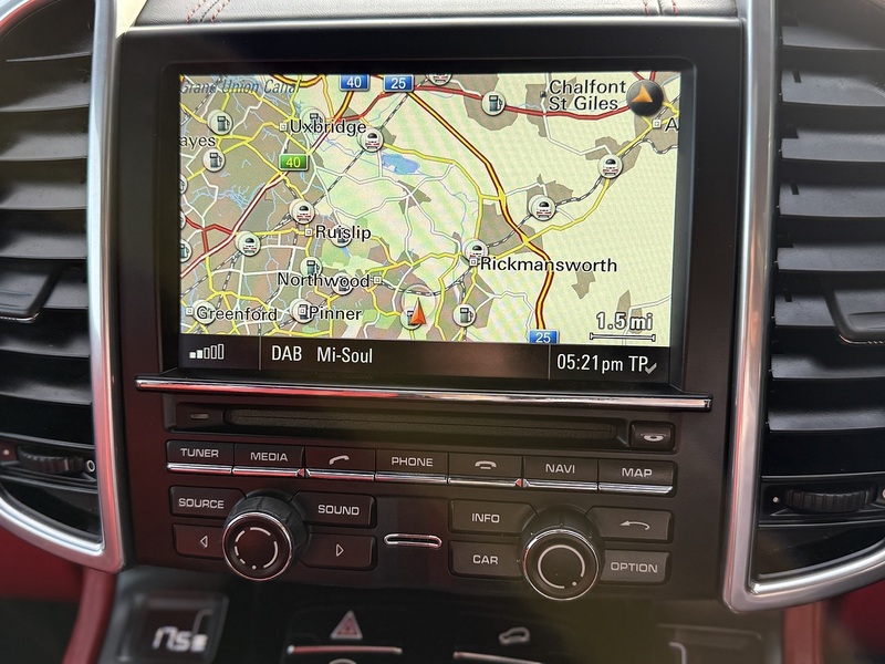 Porsche 4.2 TD V8 S SUV 5dr Diesel TiptronicS 4WD Euro 5 (s/s) (385 ps)
