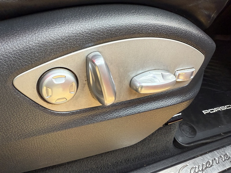 Porsche 4.2 TD V8 S SUV 5dr Diesel TiptronicS 4WD Euro 5 (s/s) (385 ps)