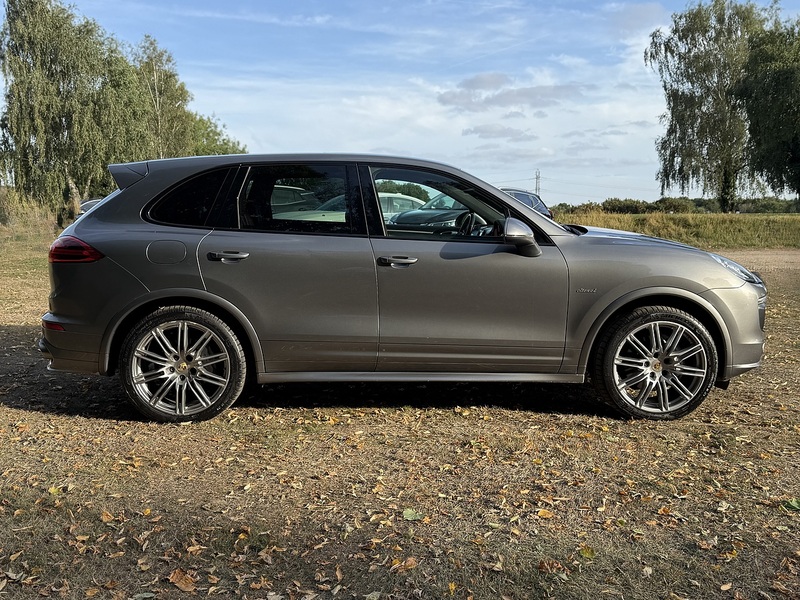 Porsche 4.2 TD V8 S SUV 5dr Diesel TiptronicS 4WD Euro 5 (s/s) (385 ps)