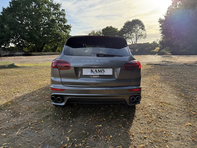 Porsche 4.2 TD V8 S SUV 5dr Diesel TiptronicS 4WD Euro 5 (s/s) (385 ps)