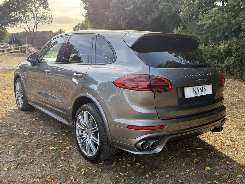 Porsche 4.2 TD V8 S SUV 5dr Diesel TiptronicS 4WD Euro 5 (s/s) (385 ps)