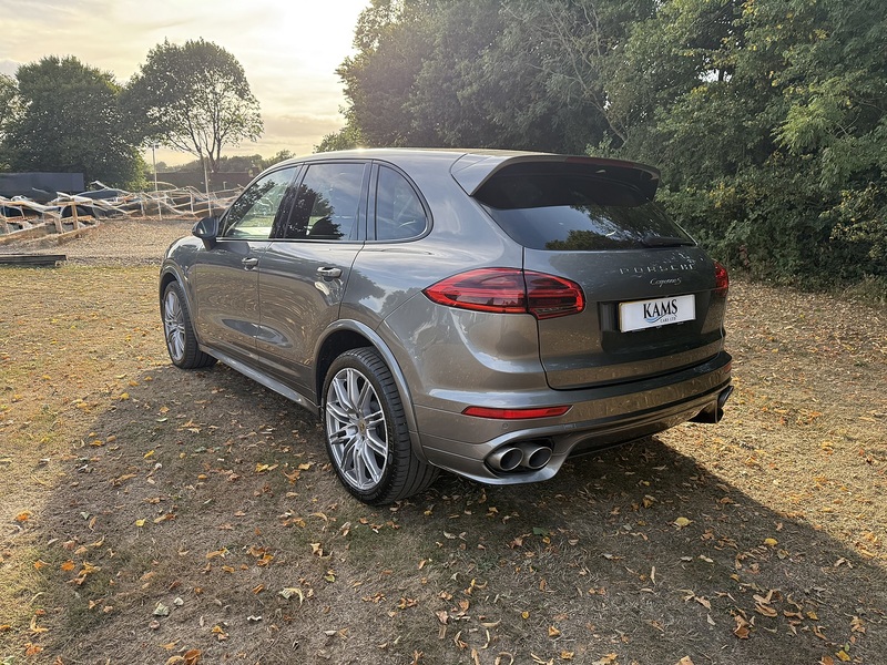 Porsche 4.2 TD V8 S SUV 5dr Diesel TiptronicS 4WD Euro 5 (s/s) (385 ps)