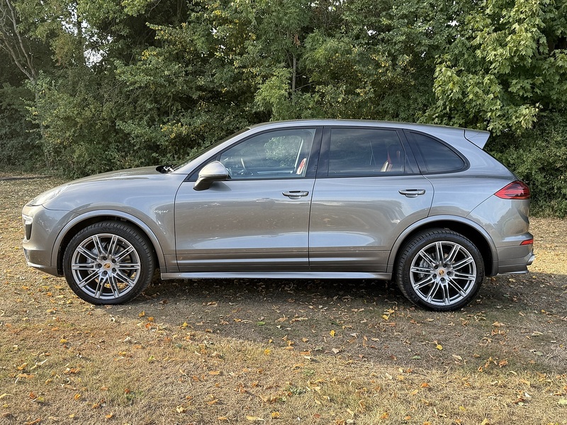 Porsche 4.2 TD V8 S SUV 5dr Diesel TiptronicS 4WD Euro 5 (s/s) (385 ps)