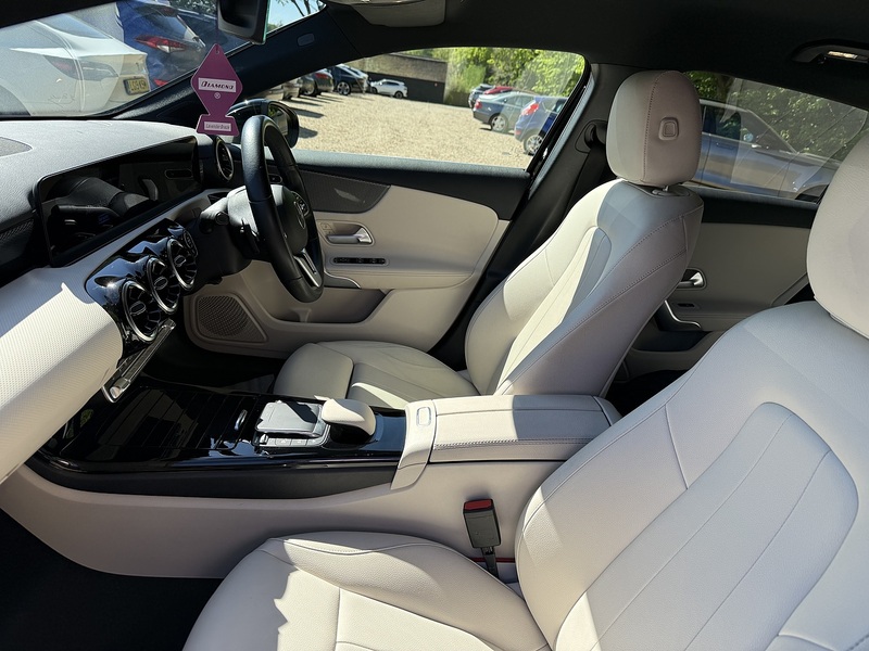 Mercedes-Benz 1.3 A180 Sport Edition (Executive) Hatchback 5dr Petrol 7G-DCT Euro 6 (s/s) (136 ps)