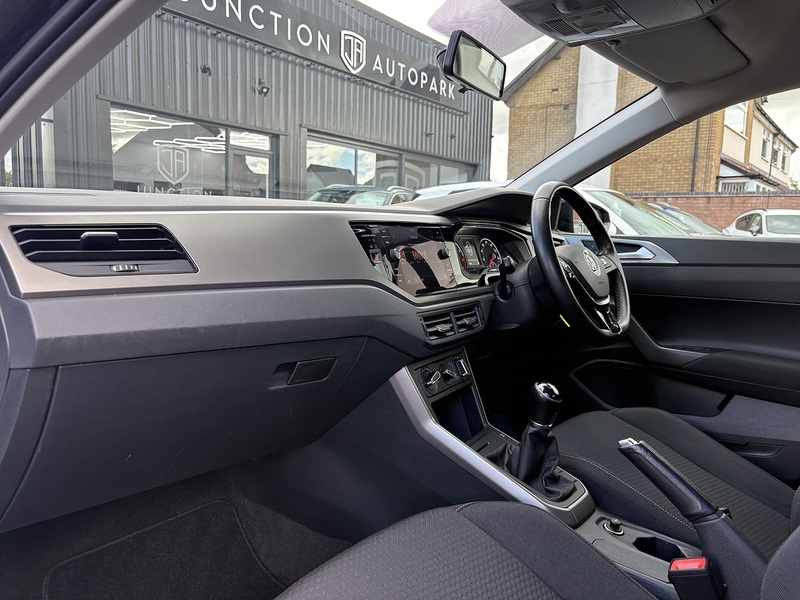 Volkswagen Polo TSI SE - U553