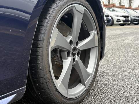 Audi A4 Avant TDI Black Edition - U592