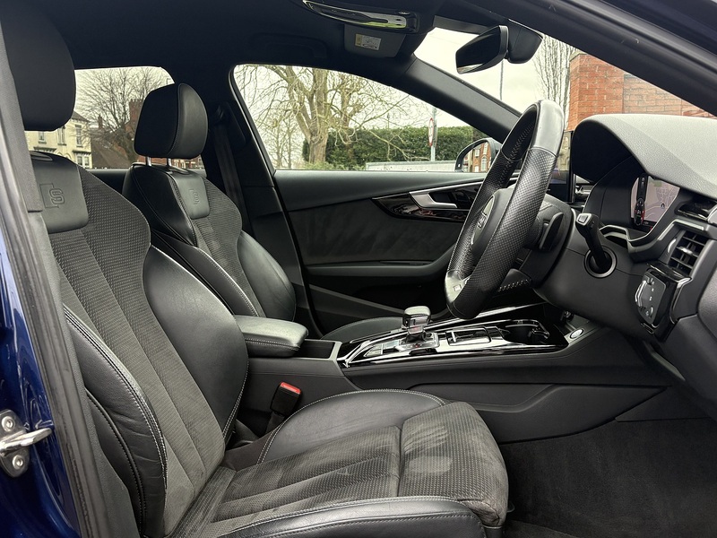 Audi A4 Avant TDI Black Edition - U592