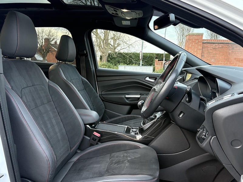 Ford Kuga T EcoBoost ST-Line X - U611