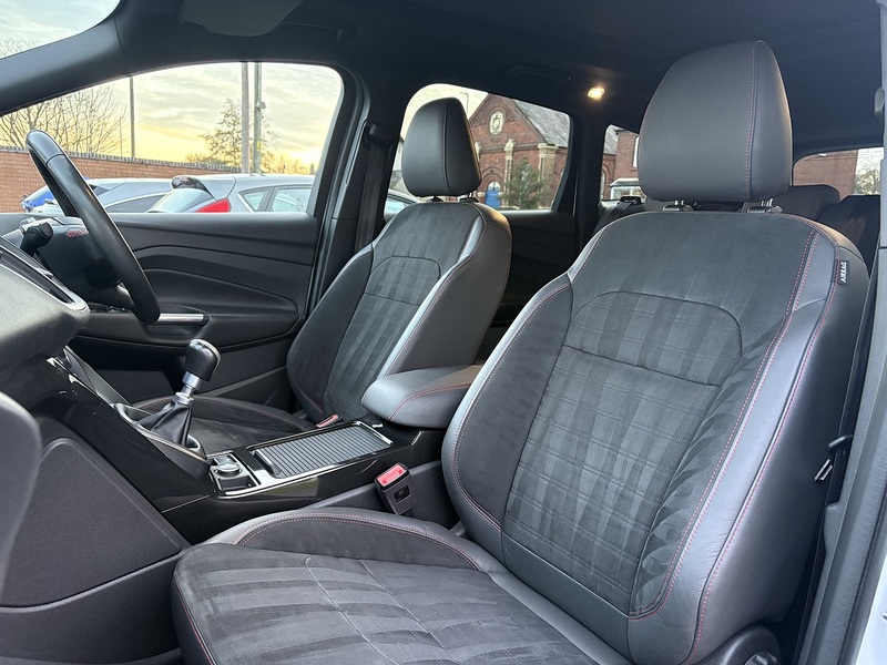 Ford Kuga T EcoBoost ST-Line X - U611