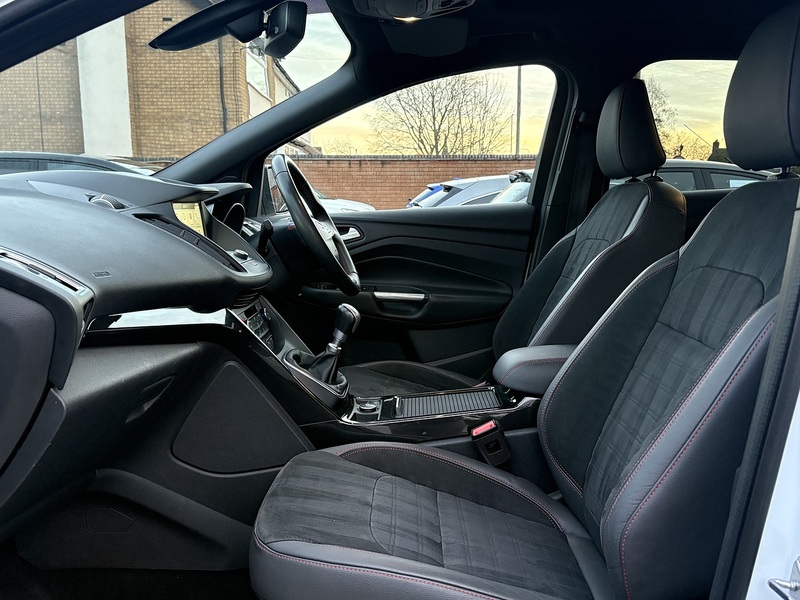 Ford Kuga T EcoBoost ST-Line X - U611