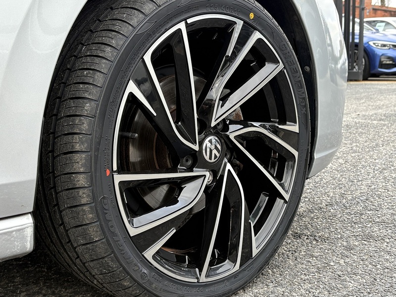 Volkswagen Golf TDI Life - U626