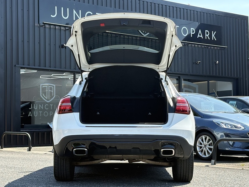 Mercedes-Benz GLA GLA180 Urban Edition - U678