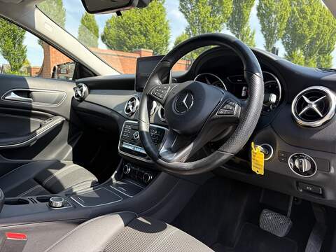 Mercedes-Benz GLA GLA180 Urban Edition - U678