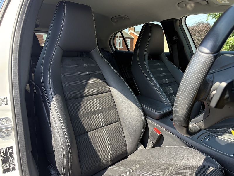 Mercedes-Benz GLA GLA180 Urban Edition - U678