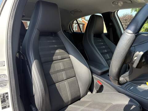 Mercedes-Benz GLA GLA180 Urban Edition - U678
