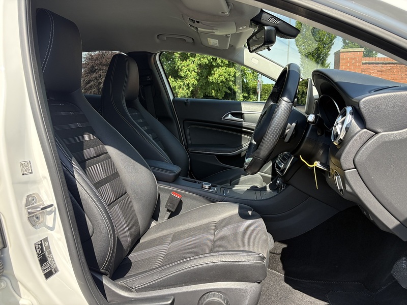 Mercedes-Benz GLA GLA180 Urban Edition - U678