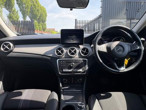 Mercedes-Benz GLA GLA180 Urban Edition - U678